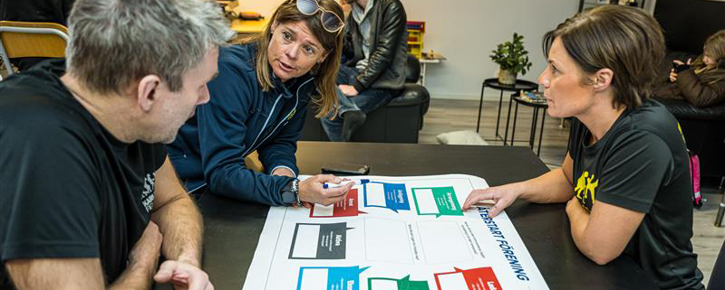 En idrottskonsulent har utbildning med en förening 