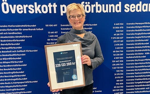Anna Iwarsson tar emot ett bevis på pengarna som Folkspel delar ut