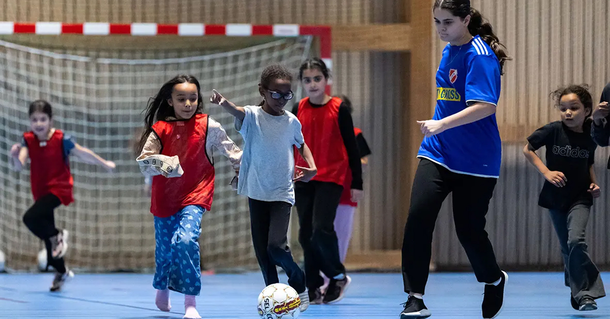 Tjejer i Gottsunda som spelar fotboll inomhus