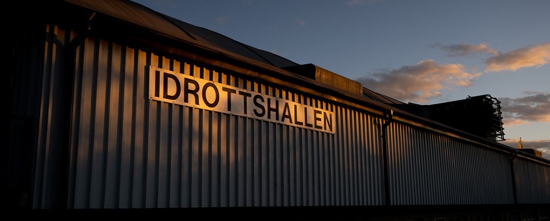 Idrottshall från utsidan