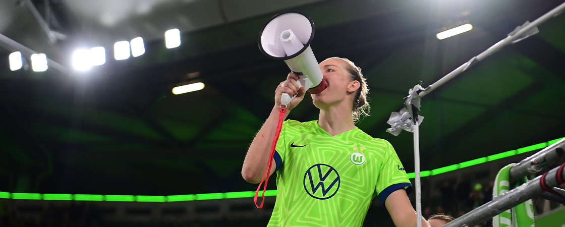 Fotbollsspelare som håller i en megafon