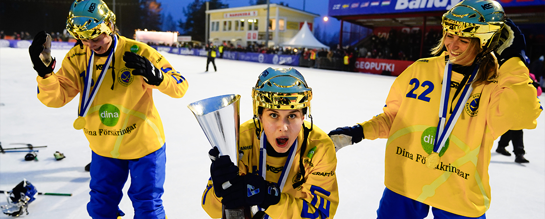 Bandyspelare som jublar med pokal